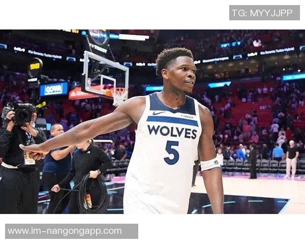 爱德华兹赛后庆祝达成一万分里程碑并获得比赛用球的荣耀时刻 爱德华兹赛后庆祝达成一万分里程碑并获得比赛用球的荣耀时刻