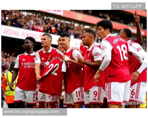 曼联成英超首队在客场对阿森纳打进两记禁区外远射的球队